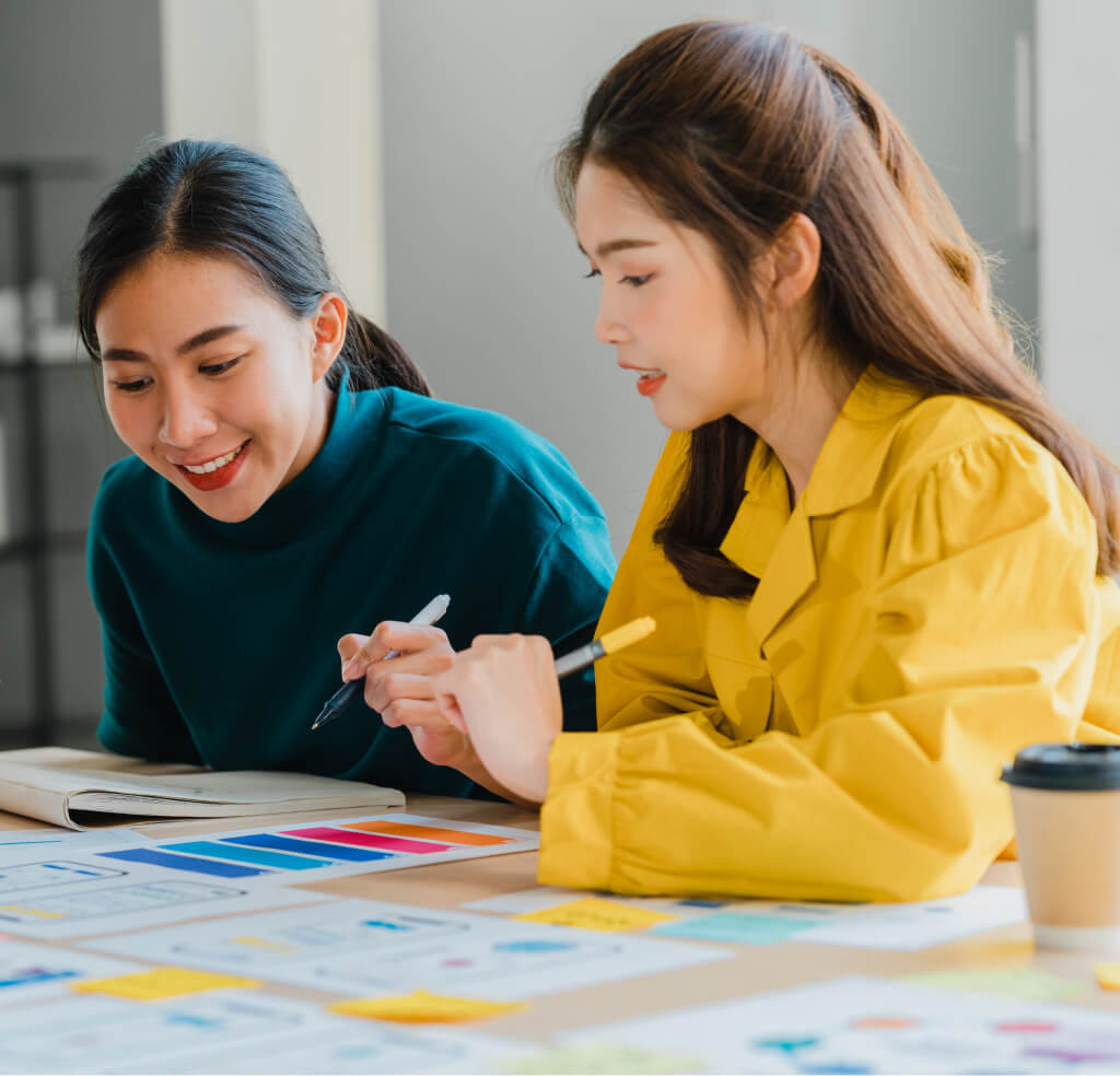 Asian Businessmen And Businesswomen Meeting